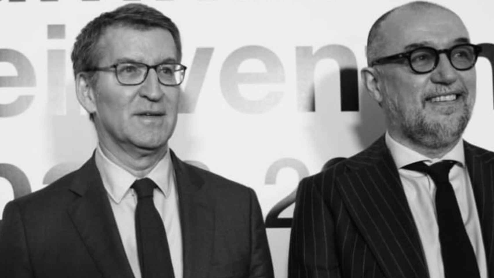 El presidente del PP, Alberto Núñez Feijóo, junto con Andrés Rodríguez, editor y director de 'Forbes España', en el Forbes Reinventing Spain 2023.