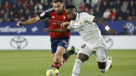 Vinicius, desbordando a Moncayola en el Osasuna - Real Madrid