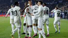 Los jugadores del Real Madrid celebran el segundo gol de Asensio.