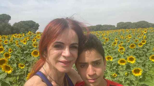 Silvia Clemente junto a su hijo Rafael en un campo de girasoles.