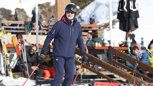 El rey de España,  Felipe VI, esquiando en Baqueira, este sábado, 18 de febrero de 2023.
