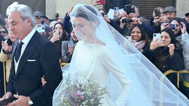 Ana Sainz acompañada por su padre el día de su boda