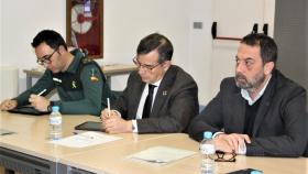 Carlos Ángel Devia, en el centro, y Anastasio Arevalillo, a la derecha, junto a un mando de la Guardia Civil.
