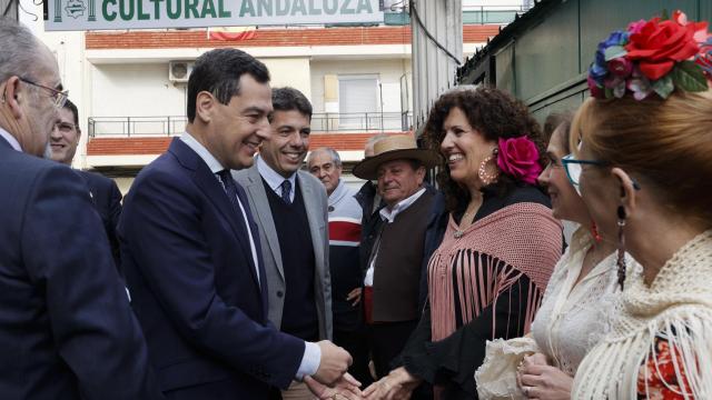 Juanma Moreno y Carlos Mazón con representantes de las asociaciones de Andalucía en Valencia.