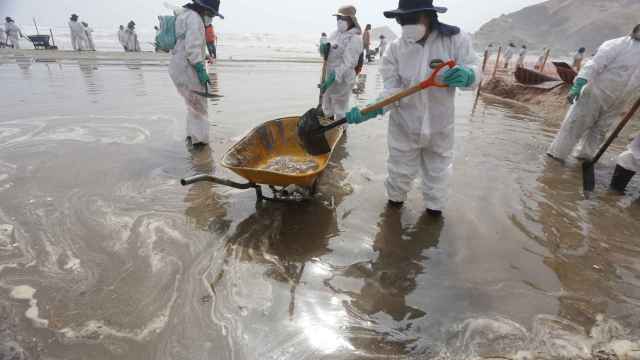 Operadores trabajando en tareas de limpieza tras el derrame de petróleo ocurrido en Perú en enero del pasado año.