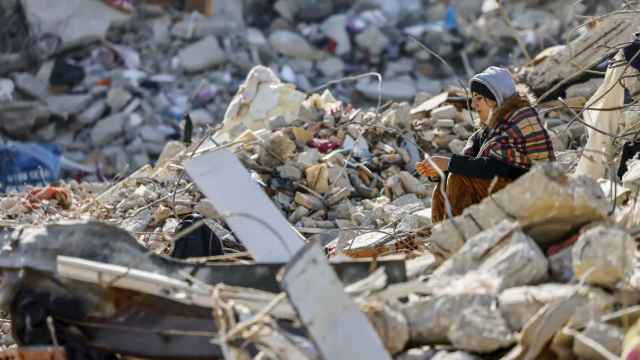 Una mujer turca en una de las ciudades donde se produjeron los terremotos en febrero de 2023.