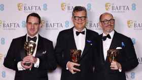 El director de fotografía James Friend, el productor Malte Grunert y el director Edward Berger posan con tres de los seis BAFTA cosechados por 'Sin novedad en el frente' este domingo en Londres. Foto: EFE/EPA/Tolga Akmen