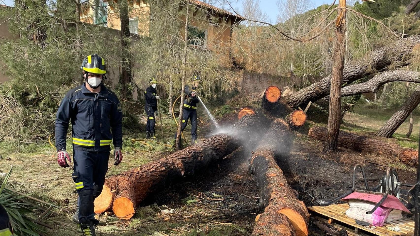 Un incendio en restos de poda amenaza a una vivienda en Laguna de Duero