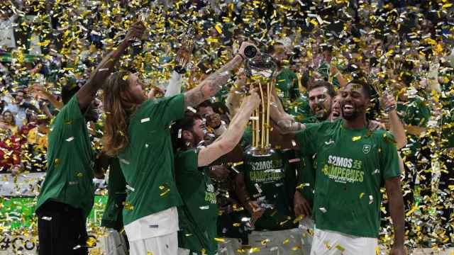 Los jugadores del Unicaja celebran su triunfo en la Copa del Rey.