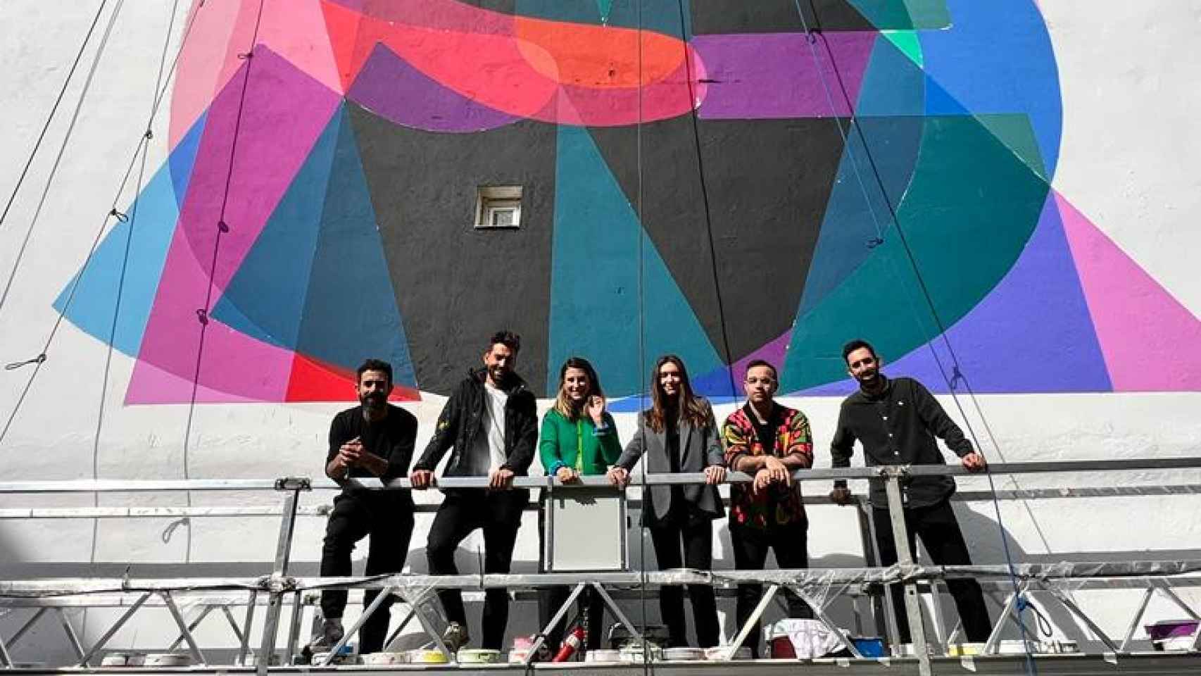 Carmen Ballesta, cofundadora de Obilum Art, Carmen Huerta, comisaria del proyecto y los artistas del colectivo Boa Mistura delante del mural que han convertido en NFTs