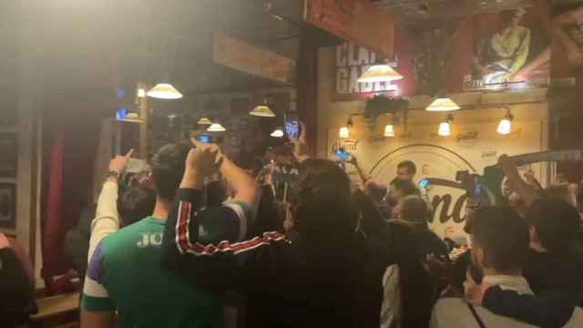 Los aficionados de Unicaja cantan el himno tras ganar la Copa del Rey