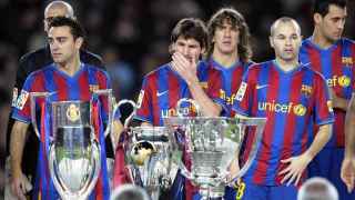 Xavi Hernández, Leo Messi y Andrés Iniesta posan detrás del triplete de títulos conseguido por el Barça de Guardiola en 2009.
