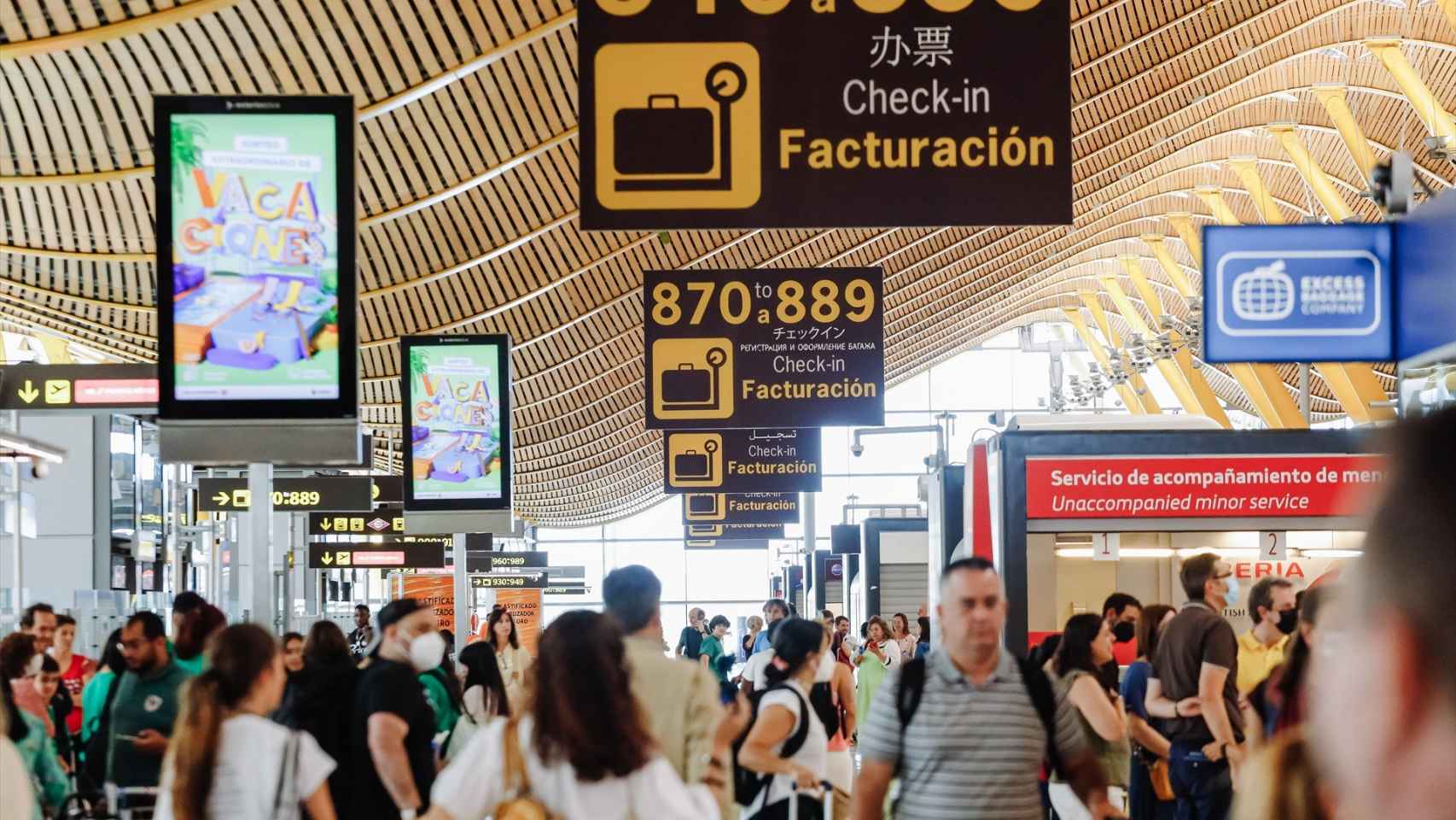Un grupo de pasajeros en la terminal 4 del aeropuerto Madrid-Barajas