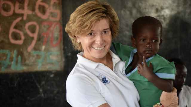 Ana Sendagorta con un alumno de las escuelas preescolares de Turkana_Kenia