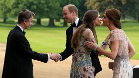 Los príncipes de Gales -entonces duques de Cambridge- saludando a David Cholmondeley y Rose Hanbury en 2016.