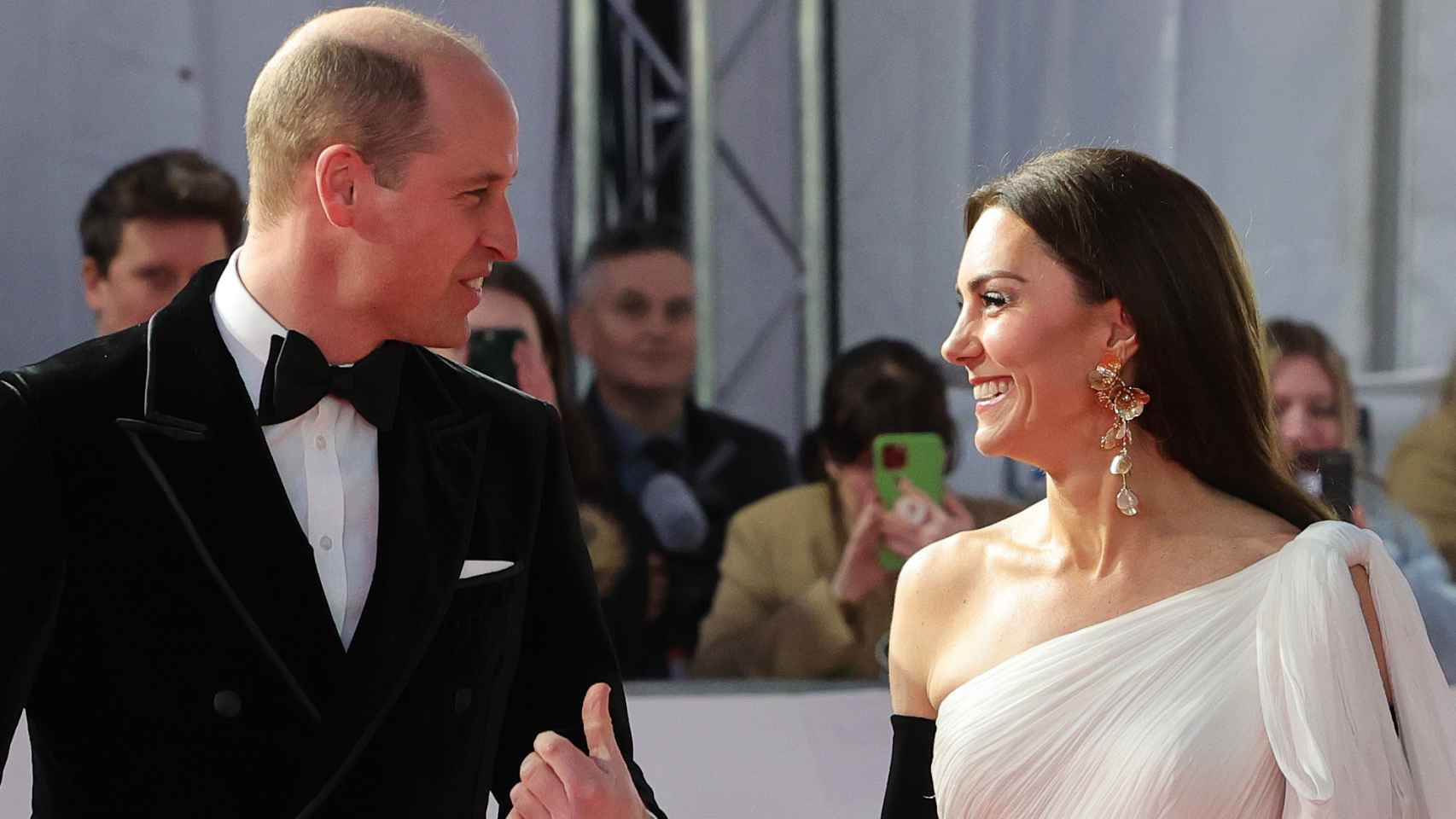 Guillermo y Kate Middleton reaparecen muy cómplices en los Premios BAFTA.