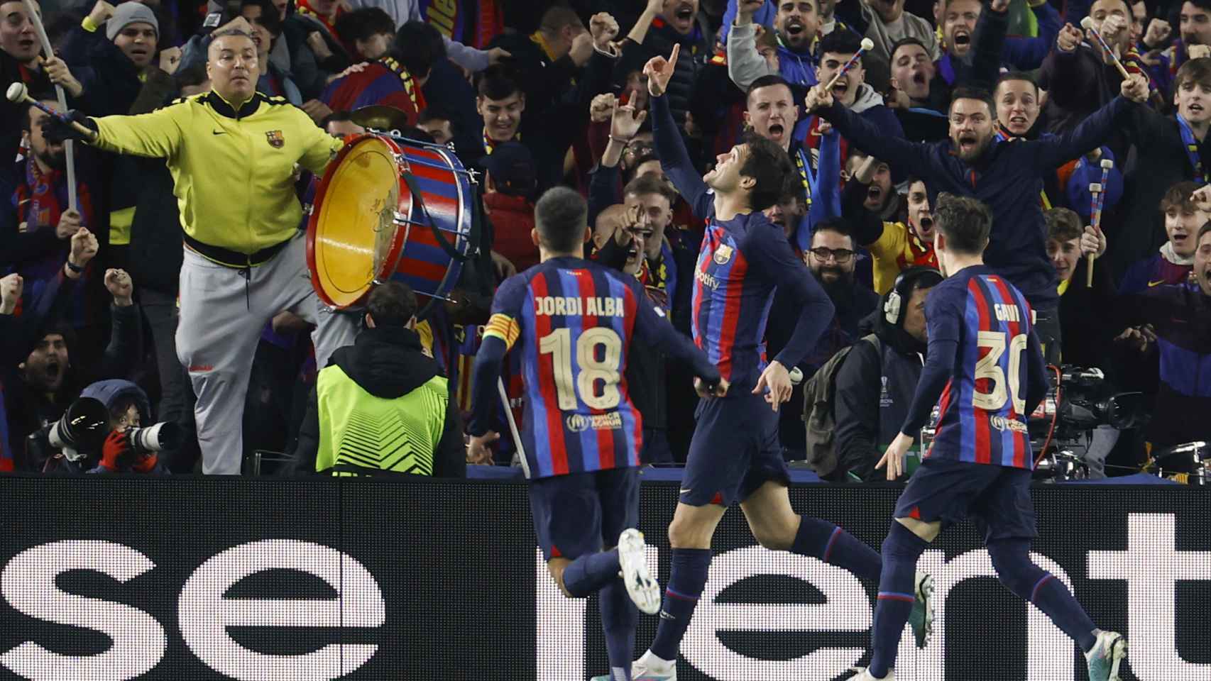 Los jugadores del FC Barcelona celebran un gol con la afición del Camp Nou al fondo.