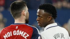 Moi Gómez y Vinicius, durante el Osasuna - Real Madrid