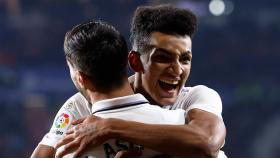 Álvaro Rodríguez celebra con Asensio el segundo gol ante Osasuna