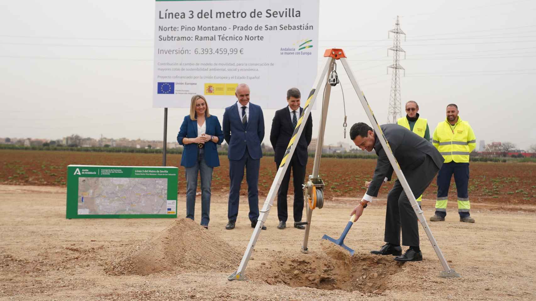 El presidente de la Junta de Andalucía, Juanma Moreno, en la colocación de la primera piedra de la línea 3 del metro de Sevilla.