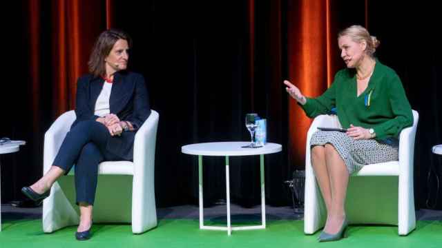 La vicepresidenta tercera y ministra para la Transición Ecológica, Teresa Ribera y la comisaria de Energía de la Comisión Europea, Kadri Simson, en un debate en SPIREC 2023.