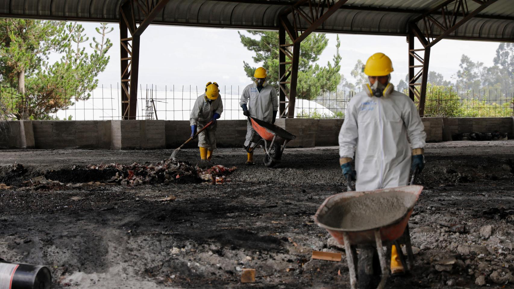 Trabajadores de la planta cargando la mezcla de cocaína con desechos industriales.