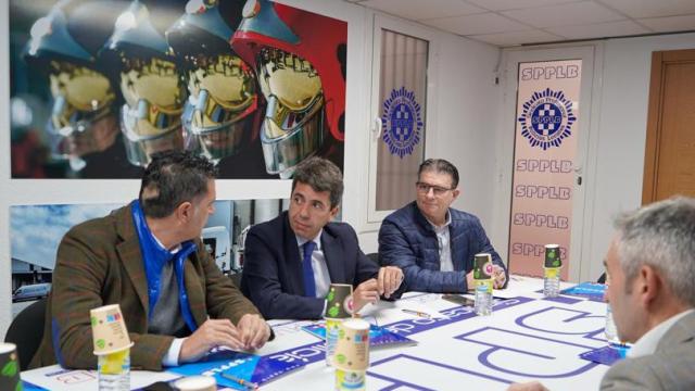 Carlos Mazón, en su reunión con los representantes  del Sindicato de Policías y Bomberos este martes.