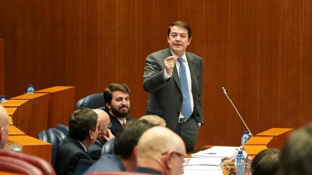 El presidente de la Junta, Alfonso Fernández Mañueco, durante su intervención en el pleno de las Cortes de este martes.