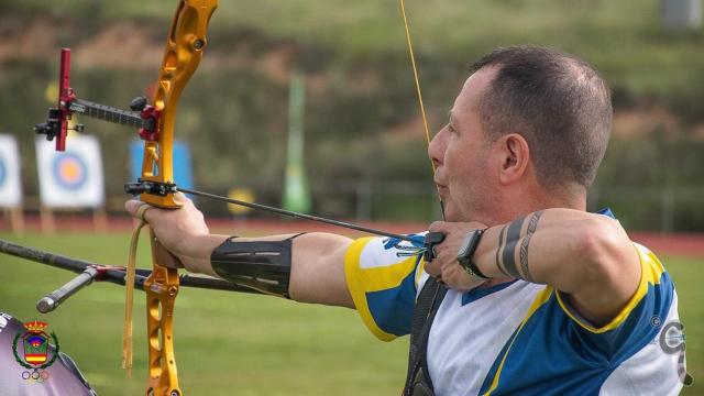 Francisco Javier Fernández Villa apuntando con su arco. Imagen cedida por Gema Corral / Rfeta