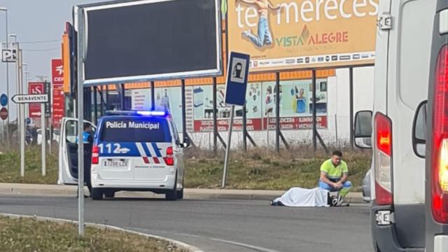 Ciclista tendido en la carretera