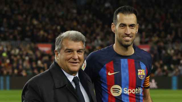 Joan Laporta y Sergio Busquets, sobre el césped del Camp Nou
