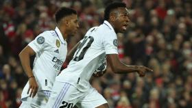 Vinicius y Rodrygo, celebrando el gol de 'Vini' en Anfield