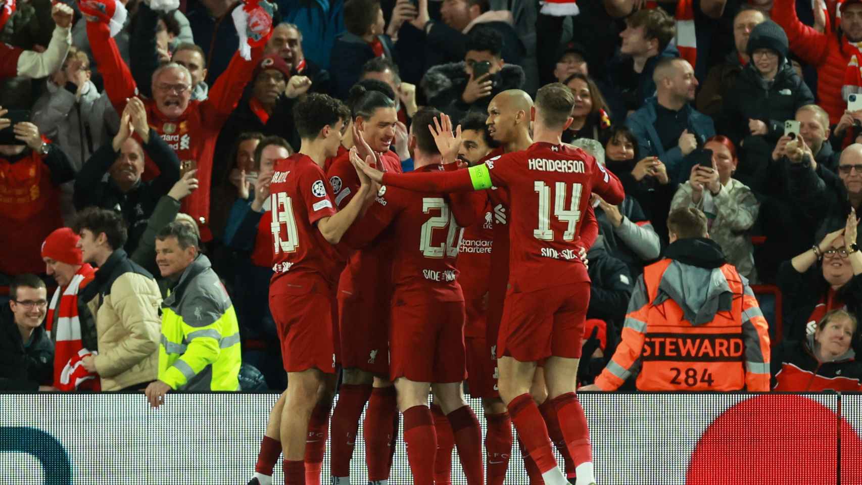 Piña de los jugadores del Liverpool para celebrar el gol de Salah al Madrid