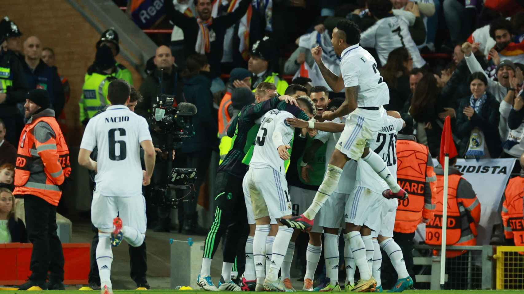 Piña de los jugadores del Real Madrid, celebrando el 2-5 al Liverpool tras el gol de Benzema