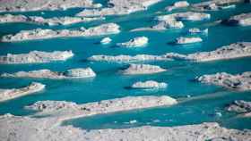Miles de lagos de deshielo se extienden sobre la Antártida Oriental.