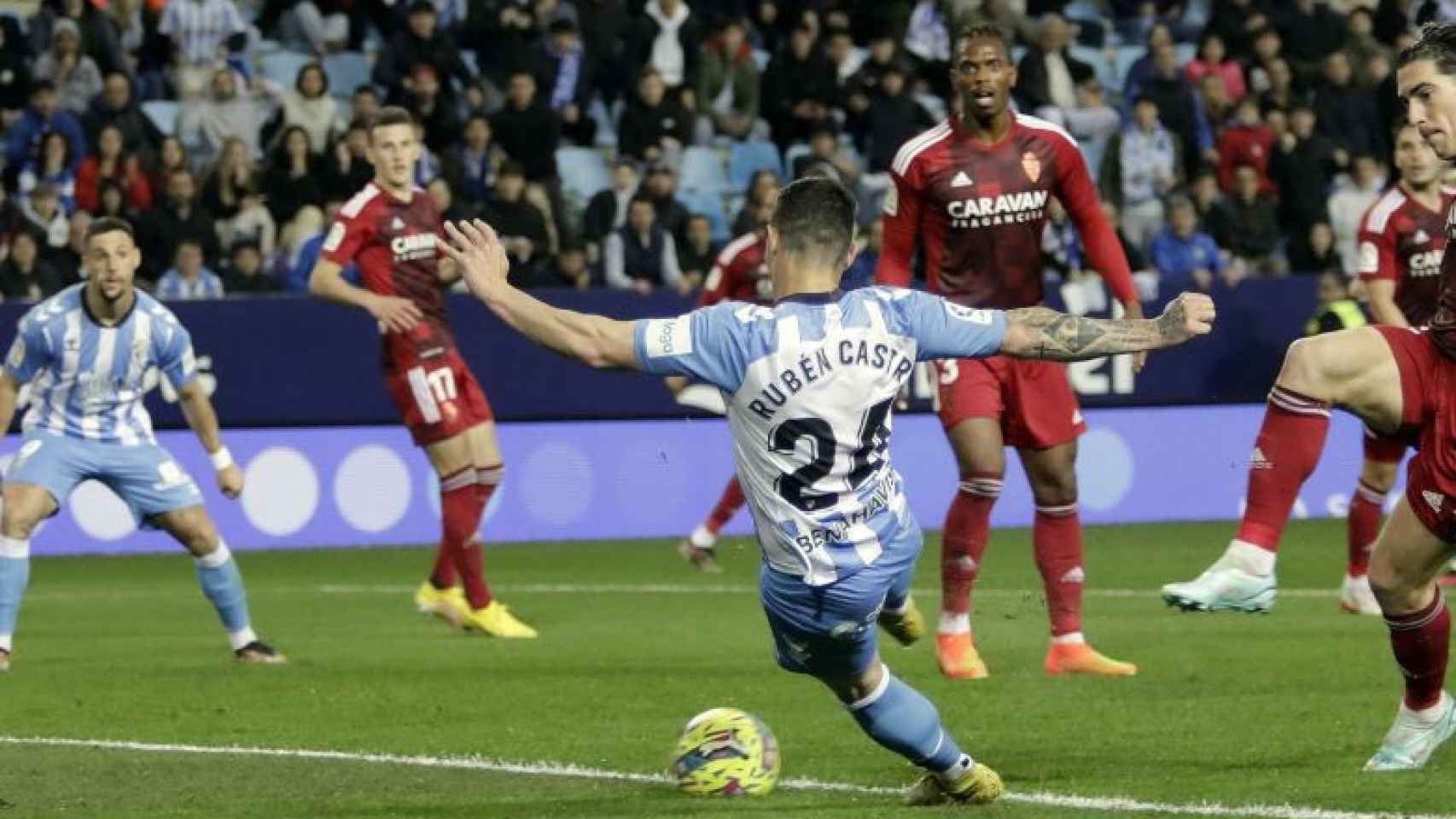 Rubén Castro en el momento de anotar el primer gol contra el Real Zaragoza.