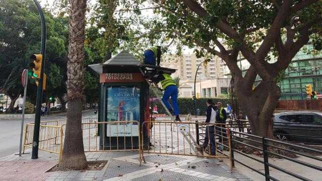 Trabajos de desmontaje de un quiosco cerrado desde hace años en Málaga.