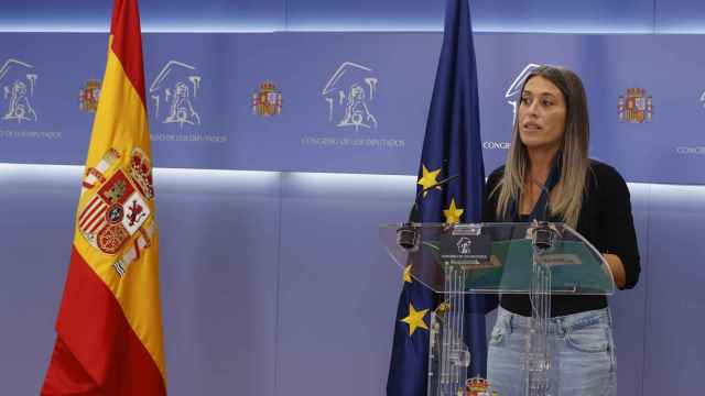 La diputada Míriam Nogueras junto a la bandera de su país y la de la UE.