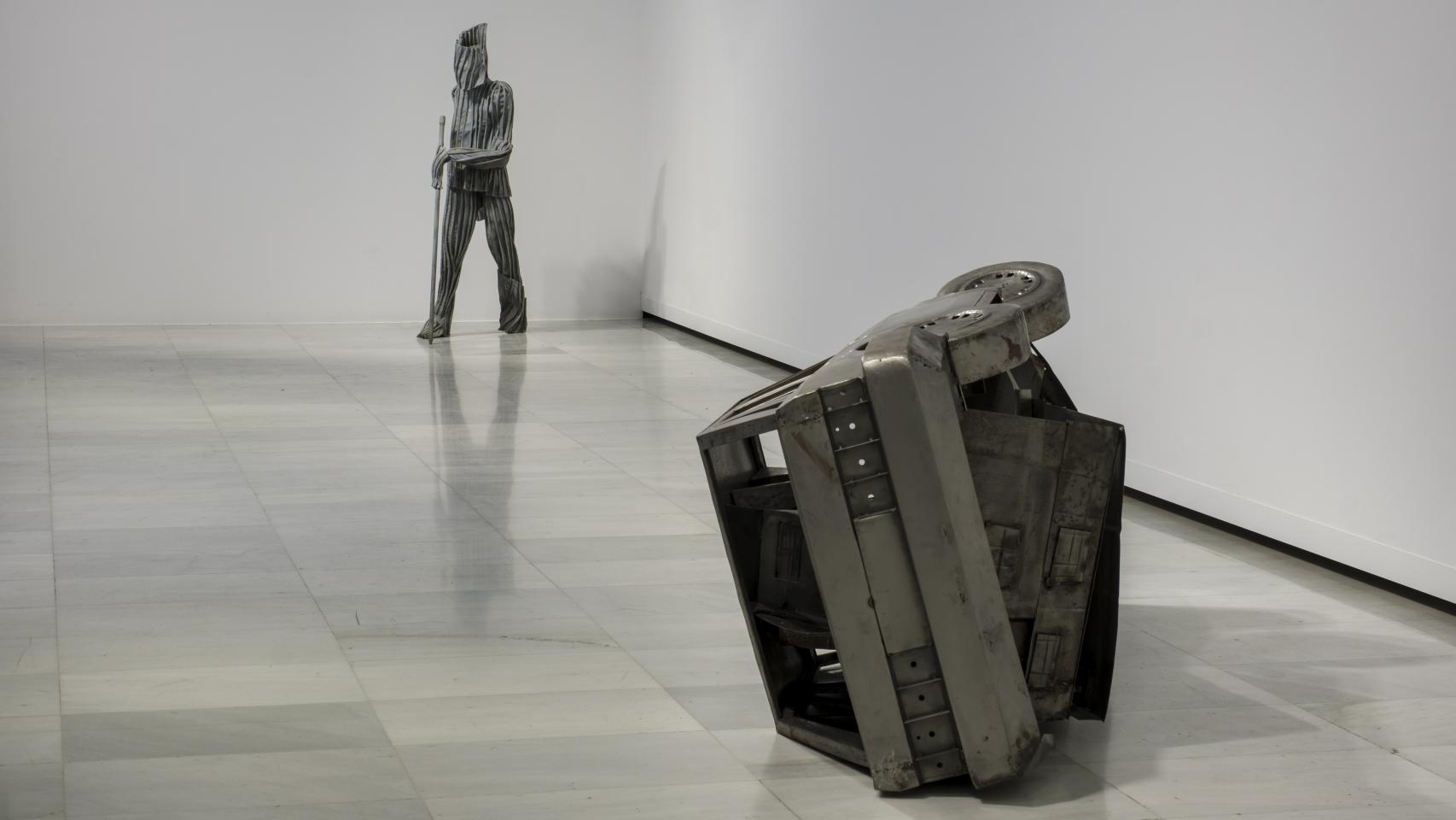 'Loaded Car', 1998, e, ao fundo, 'Blotter Figures: Coming Towards', 1999