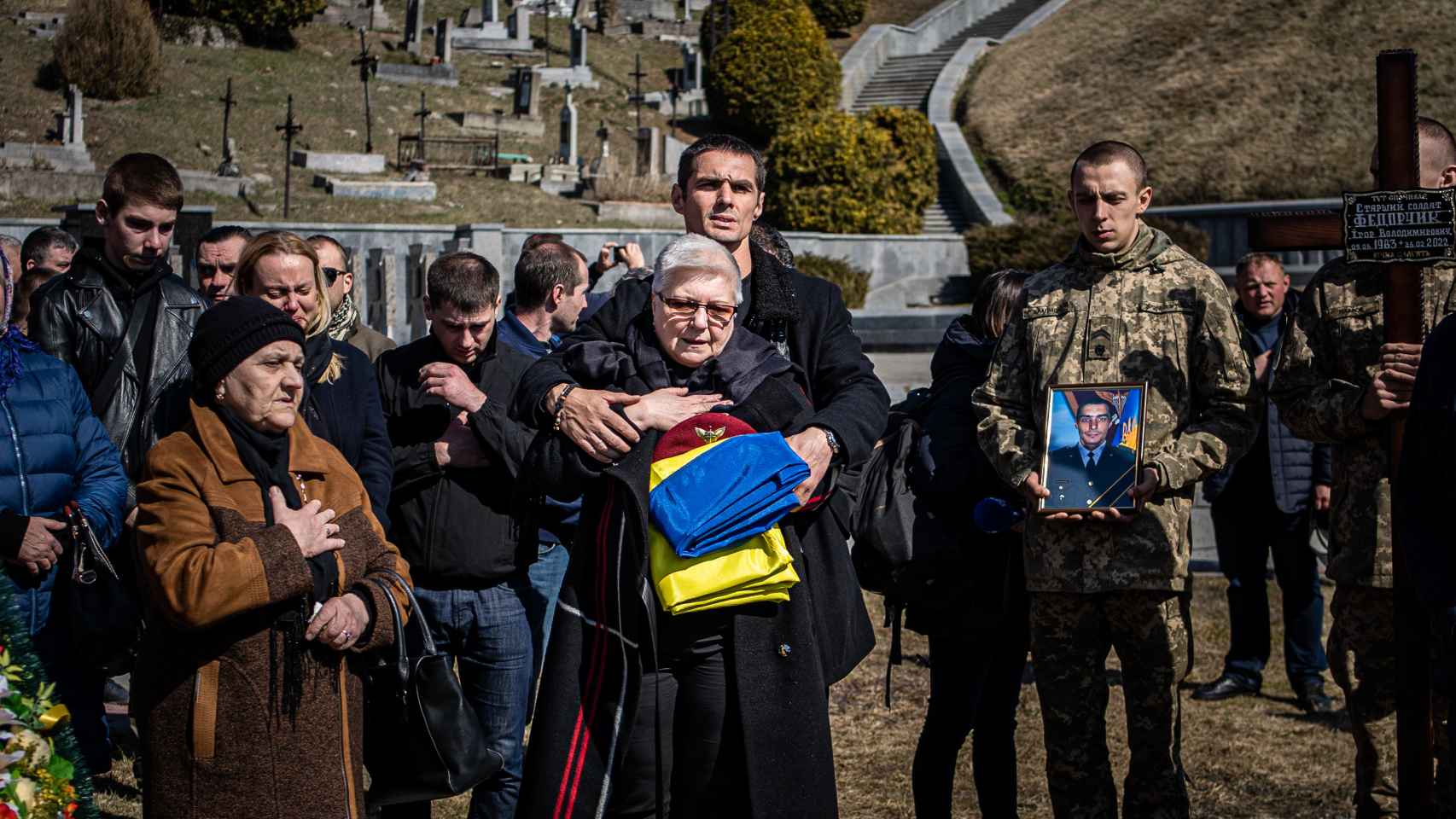 Iurii y Miroslava, abrazados en el funeral de Igor en marzo de 2022.