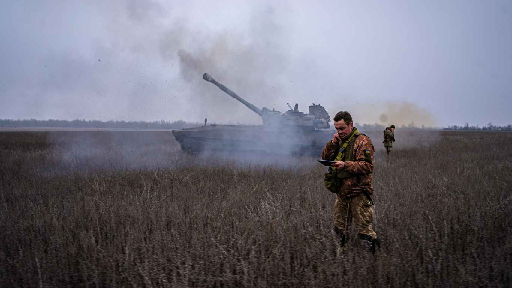 Una unidad de artillería dispara en las inmediaciones de Marinka, en el Donbás.