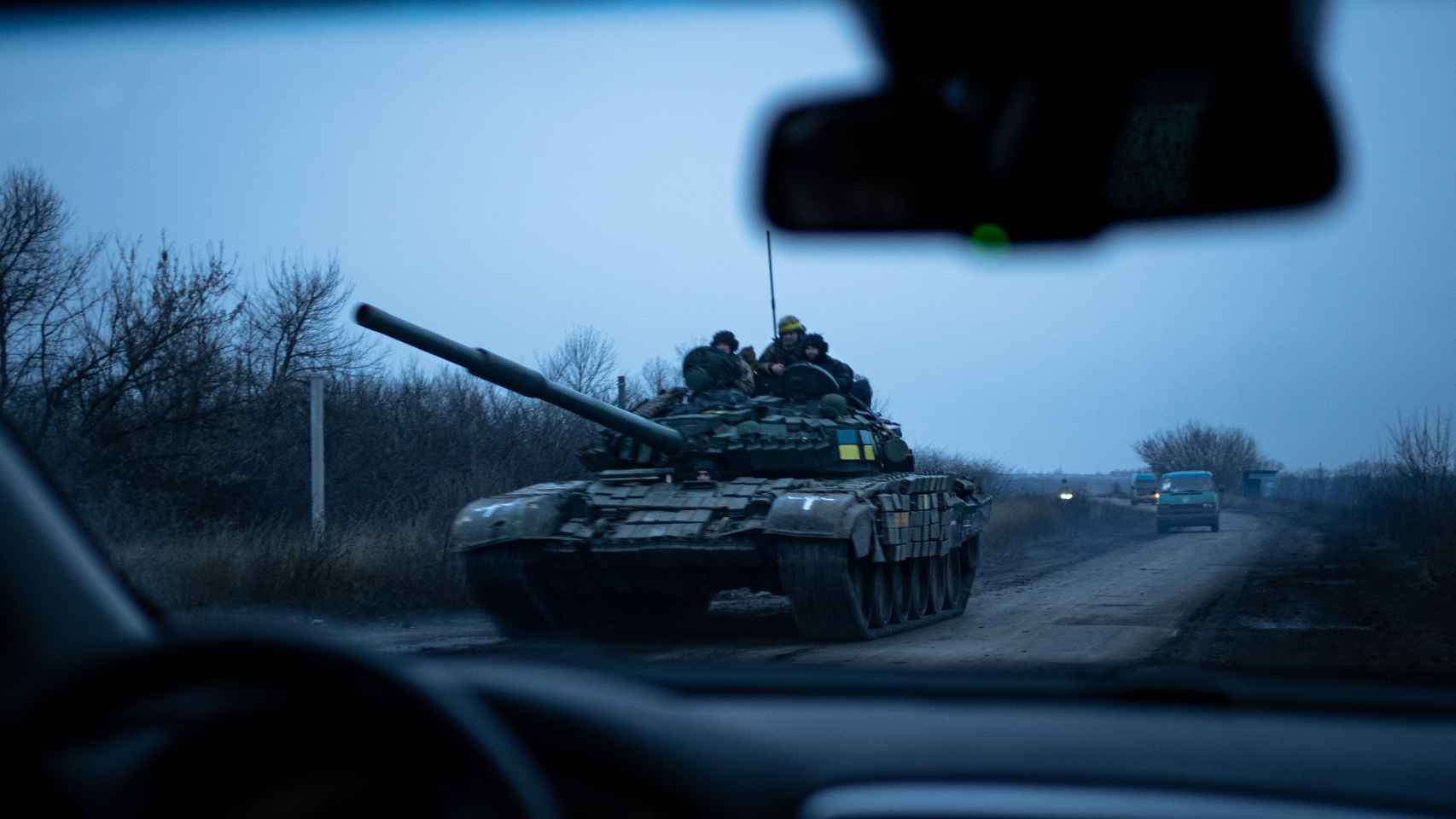 Un blindado regresa de la primera línea, en la región de Donetsk.
