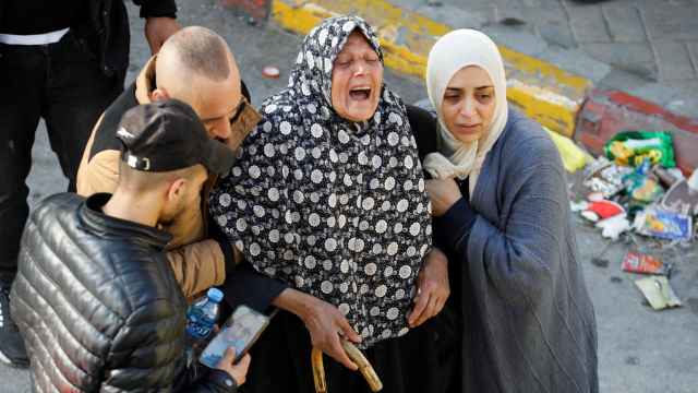Una mujer llora en el funeral de los 10 palestinos muertos este miércoles, 22 de febrero.