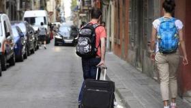 Dos turistas buscando su vivienda de alquiler en Valencia, en imagen de archivo.