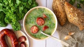 Sopa de kale, la receta barata y fácil del caldo verde portugués