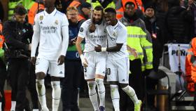 Vinicius y Benzema celebran juntos un gol.