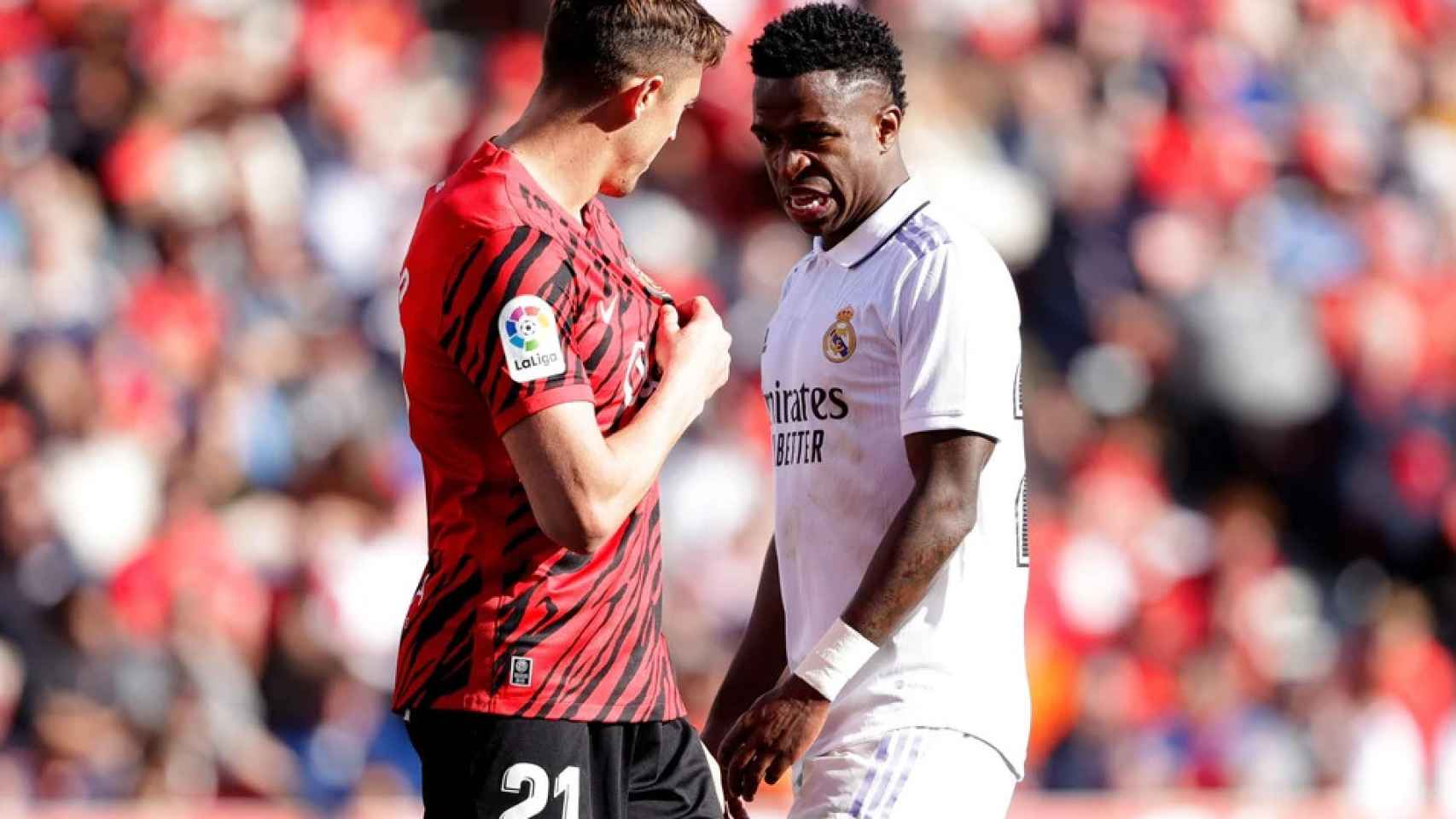 Raíllo provoca a Vinicius intentando que bese el escudo del RCD Mallorca
