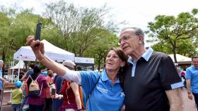 Una mujer se hace un 'selfie' junto al presidente de la Fundación la Caixa, Isidro Fainé.