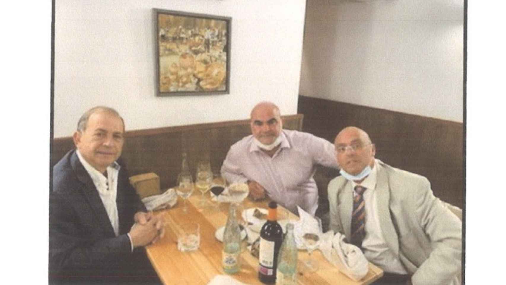 El general Espinosa (izda.), en un restaurante de Madrid con el mediador y uno de los empresarios arrestados, en una imagen que obra en el sumario.
