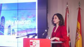 Isabel Díaz Ayuso este miércoles en Londres con la bandera de España a su espalda.